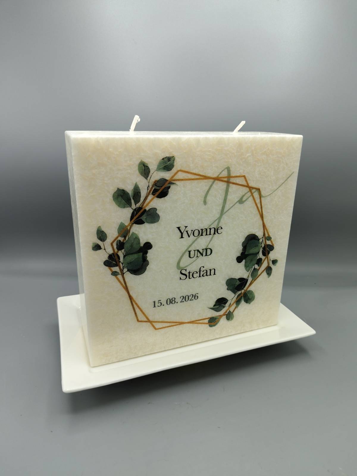 Premium Hochzeitskerze "Eukalyptus und geometrischer Goldrahmen", 2 Dochte (oder 2 Teelichteinsätze), 20 x 20 x 7 cm, Stearin, personalisiert – Bild 3
