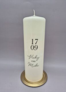 Edle Hochzeitskerze "Modern mit Hochzeitsdatum geradlinig und Vornamen geschwungen" 25 x 8 cm, weiße oder cremefarbene Kerze, Druckmotiv, personalisiert
