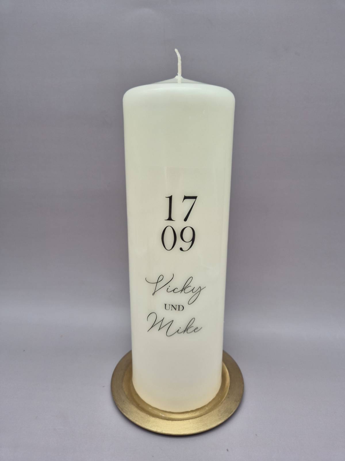 Hochzeitskerze "Modern mit Hochzeitsdatum in geradliniger und Vornamen in geschwungen Schrift" 25 x 8 cm, weiße oder cremefarbene Kerze, Druckmotiv, personalisiert