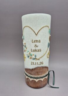 NACHHALTIGE Hochzeitskerze mit ECHTHOLZSTÜCK aus Österreich und Teelicht "Salbei-Traum mit Perlen und Bändern", 20 x 8 cm, Wachsmotive, Recycling-Wachs, personalisiert