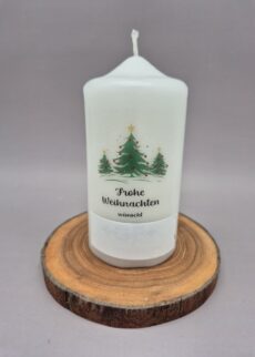 Weihnachtskerze mit LOGO "Tannenbäume mit Frohe Weihnachten wünscht....", 12 x 6 cm, Druckmotiv, für Private und Unternehmen - Ideales WEIHNACHTSGESCHENK