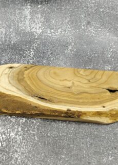 Unikat: Länglicher Kerzenteller aus Holz mit spannender Maserung