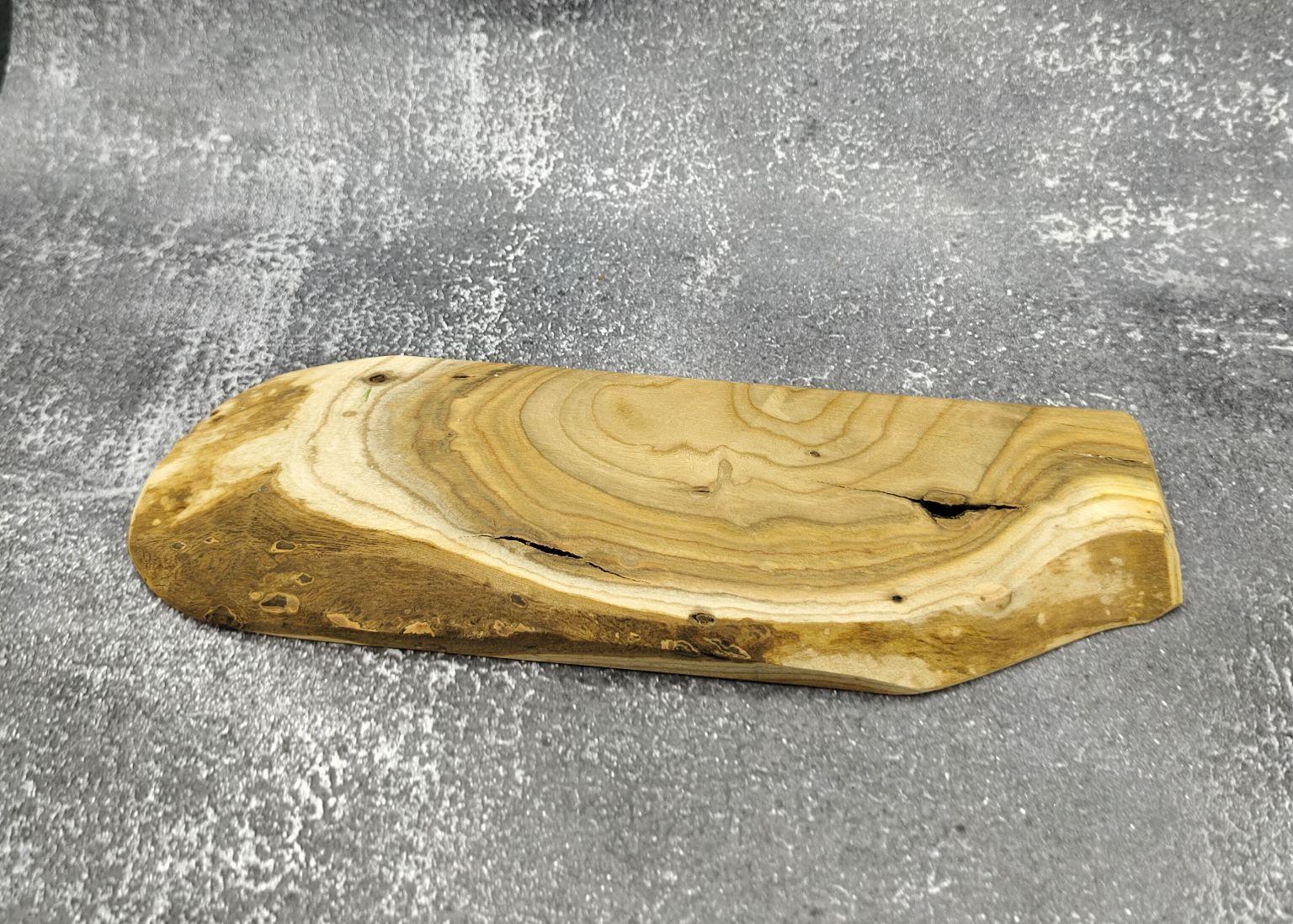 Unikat: Länglicher Kerzenteller aus Holz mit spannender Maserung
